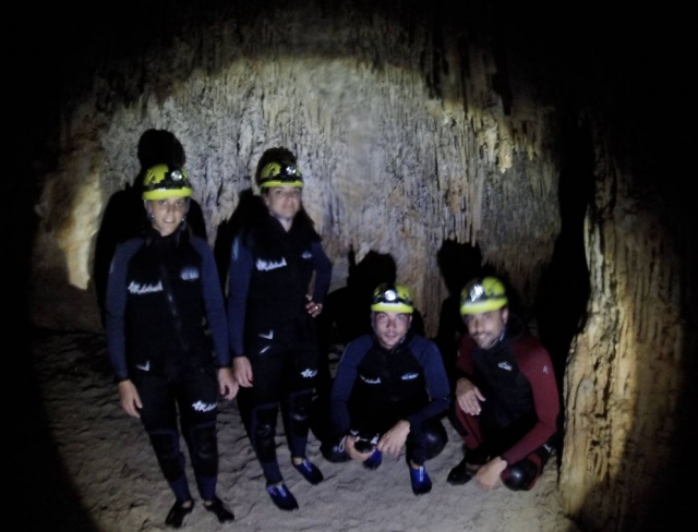 En la cueva iluminados solo por una linterna.jpg